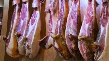 Uyluk et Pazar tezgahın üzerine asmak domuz kurumuş. Yağ, La Boqueria, İspanya'nın pazarı çizgileri ile jambon veya jamon İspanyol ulusal çanak