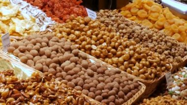 Tarihleri karışımı kuru meyve kuru üzüm ve fındık içinde belgili tanımlık çarşı La Boqueria Barcelona, İspanya