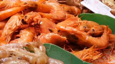 Deniz ürünleri karides sayaç Pazar, deniz ürünleri piyasada La Boqueria Barcelona yakın görünümü üzerinde Yengeç kerevit