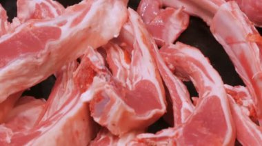 Taze kesilmiş sığır eti veya domuz eti et kasap et Pazar sayaçta parçalarını yakın çekim