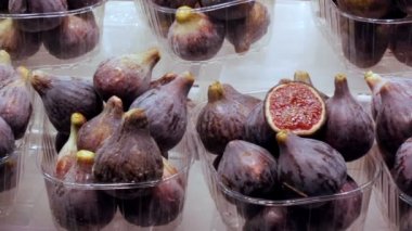 Tropikal meyve incir plastik kutu bir sayaçta buz üzerinde durmak