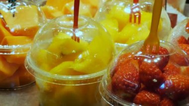 Çeşitli tropikal meyve mango kiwi tarihleri gıda pazarı sayaçta şeftali