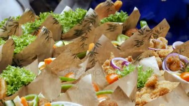 22 Eylül 2017 - Barselona, İspanya, Mercator de la Boqueria gıda Market: fast food bölümü mavi eldiven satıcı tarafından alınır. Fast food görünümü kapatın