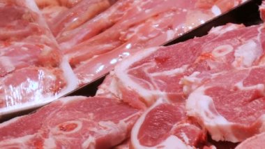Taze kesilmiş sığır eti veya domuz eti et kasap et Pazar sayaçta parçalarını yakın çekim