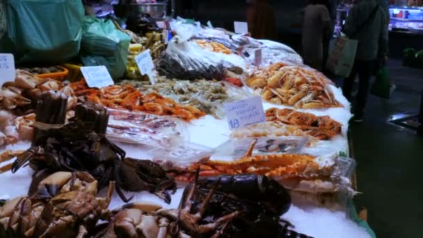 Cangrejos de mar langosta calamar camarones cangrejos de río ostra mejillones conchas marinas en el mercado de pescado La Boqueria España, Barcelona — Vídeo de stock