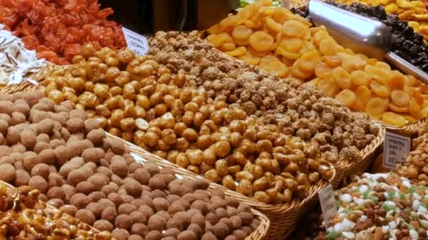Blandning av datum torra frukter russin och nötter i marknaden La Boqueria i Barcelona, Spanien — Stockvideo