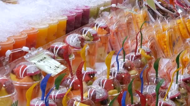9 월 22 일 2017-바르셀로나, 스페인, 메카토르 드 라 Boqueria 식품 시장: 열 대와 거 대 한 카운터 과일, 망고, 열정 과일, 키 위, 바나나 — 비디오