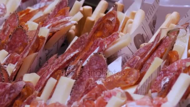 肉の多くをカット、ソーセージ、ハム、ベーコン肉屋店のカウンターに密封されたパッケージ横の — ストック動画