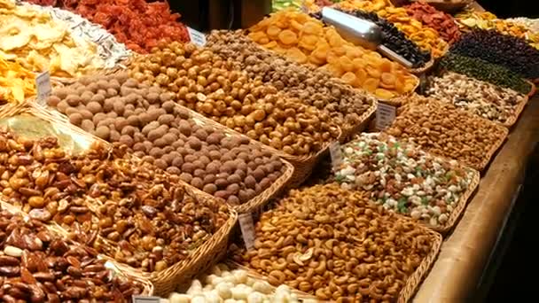 Grote toonbank met diverse ronde chocolade snoepjes in het glazuur met noten en gedroogde vruchten. Het probleem van diabetes in de wereld — Stockvideo