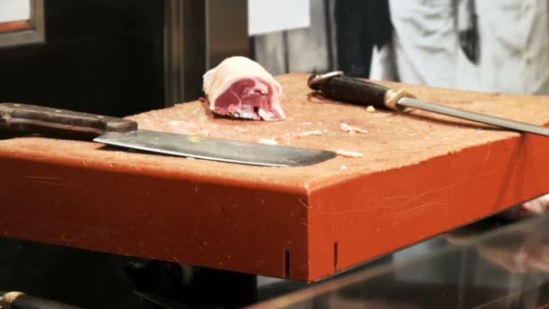 Cuchillo de corte grande y un trozo de carne de res que acababa de ser picada en una tabla — Vídeo de stock