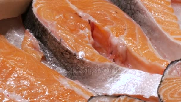 Сочные свежие рыбные филе на рыбном рынке во льду — стоковое видео