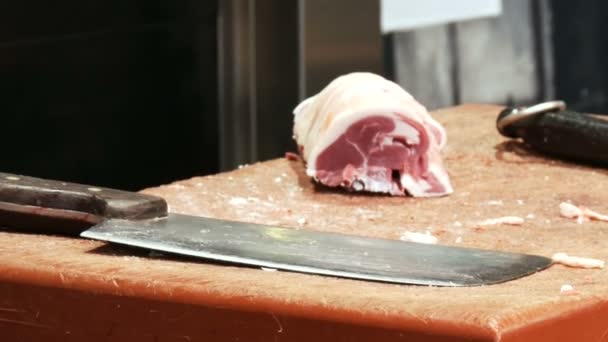 Μαχαίρι κοπής μεγάλης και ένα κομμάτι του βοείου κρέατος που είχε ακριβώς έχουν ψιλοκομμένο σε έναν πίνακα — Αρχείο Βίντεο