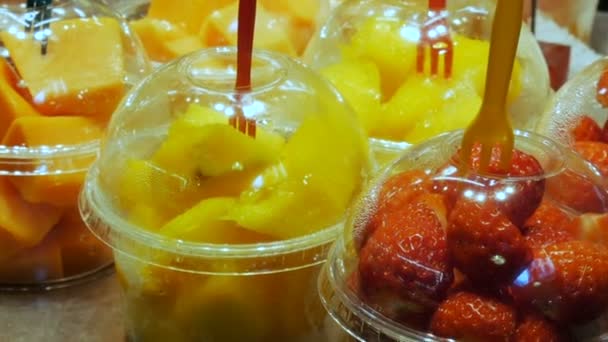 Verschiedene tropische Früchte Mango Kiwi Pfirsiche Datteln auf Lebensmittelmarkt Theke — Stockvideo