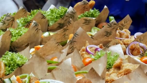 22 de septiembre de 2017 - Barcelona, España, Mercator de la Boqueria Food Market: Porción de comida rápida es tomada por el vendedor con guantes azules. Comida rápida vista de cerca — Vídeos de Stock