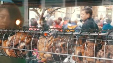 12 Eylül 2017 - Prag, Çek Cumhuriyeti: et yemek kızarmış ve restoranın penceredeki şiş üzerinde döndürülmüş Ulusal Prag