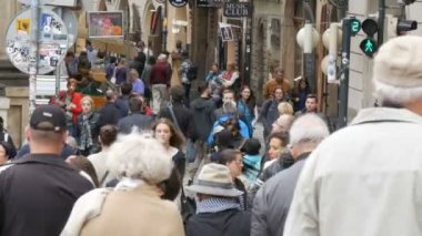 12 Eylül 2017 - Prag, Çek Cumhuriyeti: alışveriş kentin gezinme kişilik bir kalabalık. Çok meşgul bir anonim kalabalık ile dolu sokak