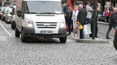 12 Eylül 2017 - Prag, Çek Cumhuriyeti: Merkezi şehir, birçok turist ve seyir seesights yoldan geçenler tarafından yürüyüş insanlar toplu taşıma için bekleyen bir otobüs durağında duruyor