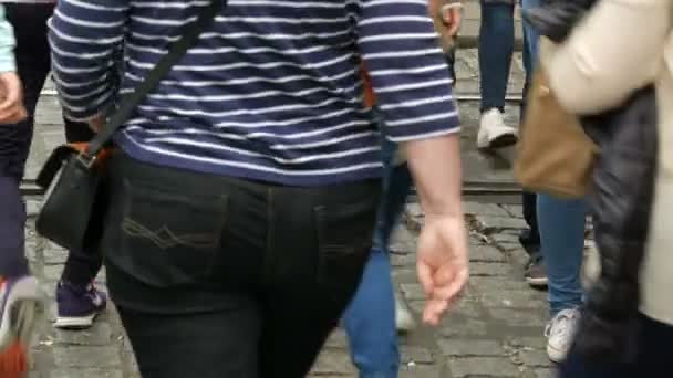 12 septembre 2017 - Prague, République tchèque : Beaucoup de pieds une foule de personnes se promène le long des pavés de la ville — Video