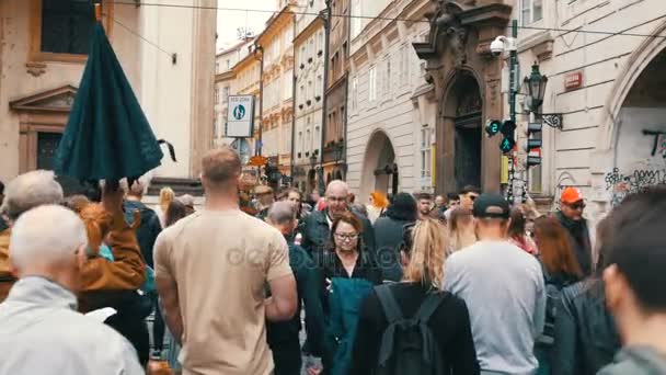 12 Eylül 2017 - Prag, Çek Cumhuriyeti: alışveriş kentin gezinme kişilik bir kalabalık. Çok meşgul bir anonim kalabalık ile dolu sokak — Stok video