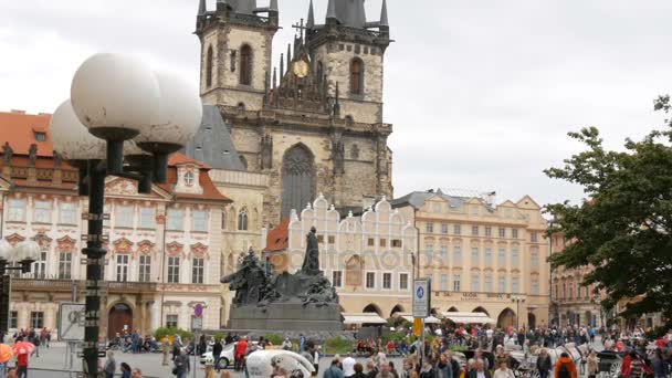 12 settembre 2017 - Praga, Repubblica Ceca: Vista sulla piazza principale della Città Vecchia e sul Municipio di Praga dove molte persone camminano — Video Stock