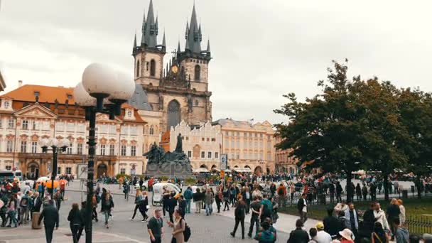 12. září 2017 - Praha, Česká republika: Pohled na hlavním náměstí města a k radnici Prahy, kam chodí mnoho lidí — Stock video