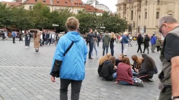 12 settembre 2017 - Praga, Repubblica Ceca: Vista sulla piazza principale della Città Vecchia e sul Municipio di Praga dove un gruppo di adolescenti si siede in cerchio e ride — Video Stock