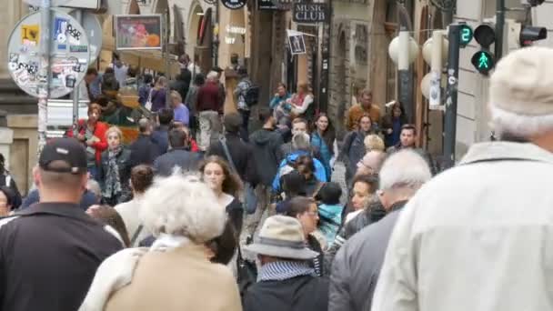 12 de setembro de 2017 - Praga, República Tcheca: uma multidão de pessoas passeando pelas ruas comerciais da cidade.Rua cheia de uma multidão anônima muito ocupada — Vídeo de Stock