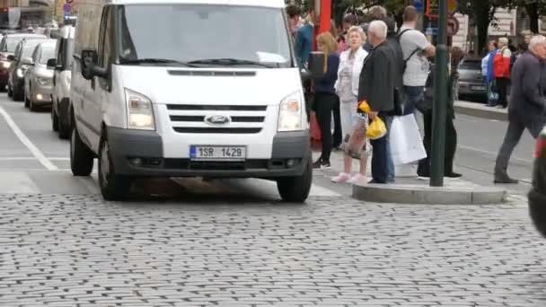 12 de septiembre de 2017 - Praga, República Checa: el centro de la ciudad, muchos turistas y transeúntes pasean mirando las vistas, la gente está parada de autobús esperando el transporte público — Vídeos de Stock