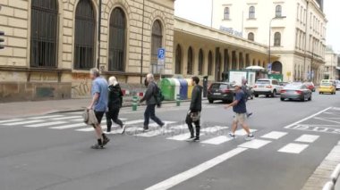12 Eylül 2017 - Prag, Çek Cumhuriyeti: insan kalabalığı için yeşil ışık trafik ışık, bir kentsel peyzaj, Prag şehir merkezine bir yaya geçidi sokak haçlar