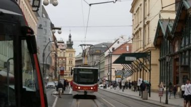 12 Eylül 2017 - Prag, Çek Cumhuriyeti: Şehir, kentsel peyzaj, hangi insanlar bırak ve otur, sürücüler eski bir sokak, Prag şehir merkezine boyunca modern tramvay sokaklarında