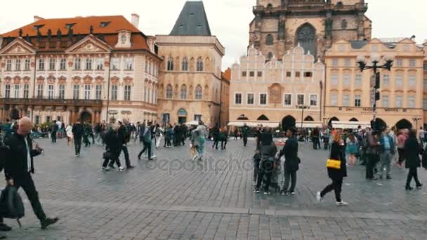 12. září 2017 - Praha, Česká republika: Pohled na hlavním náměstí města a k radnici Prahy, kam chodí mnoho lidí — Stock video