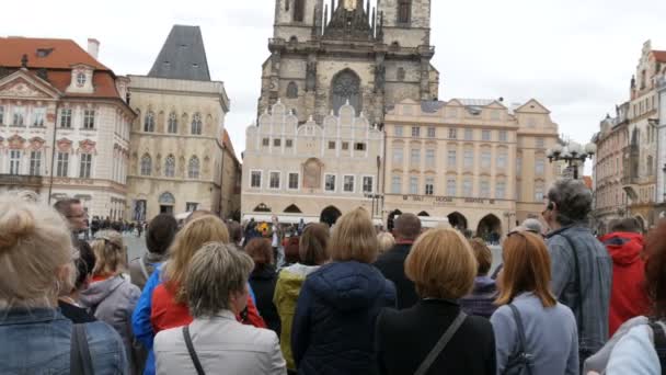 12 settembre 2017 - Praga, Repubblica Ceca: Vista sulla piazza principale della Città Vecchia e sul Municipio di Praga dove molte persone stanno camminando e gruppo di turisti ascoltando la guida — Video Stock