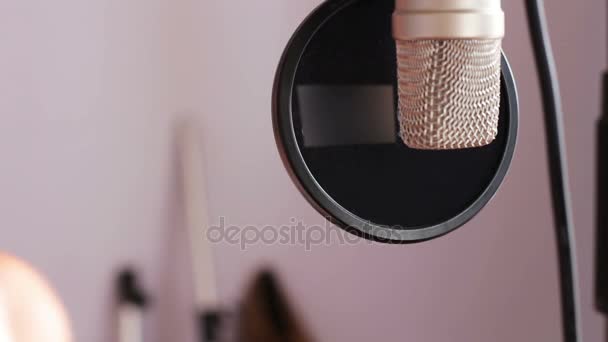 Studiový mikrofon v nahrávacím studiu blízko pohled — Stock video