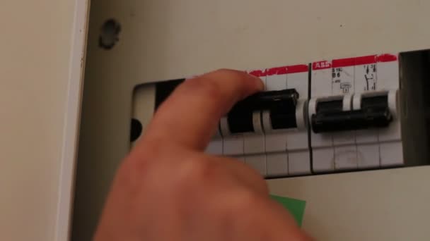 Interruptor de alternância manual feminino na caixa de interruptores, todos os interruptores ligados e desligados. Eletricidade, potência — Vídeo de Stock