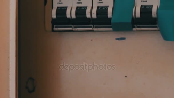 Dłonie dziewczyny włączania i wyłączania przełącznika na elektryczne Tarcza — Wideo stockowe