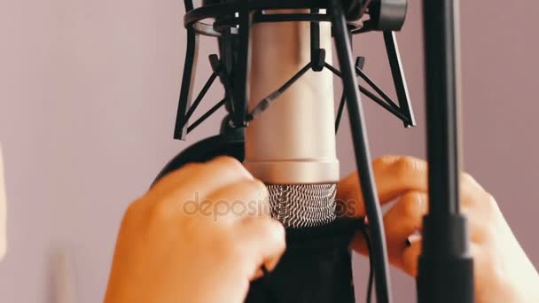 Mikrofon studio jest pokryte pokrywę po użyciu — Wideo stockowe