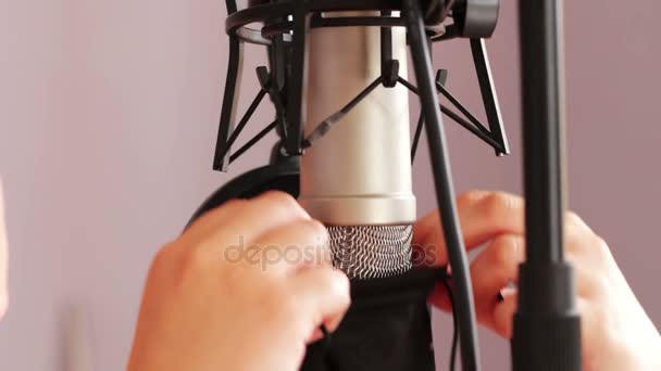 Le microphone studio est recouvert d'une housse après utilisation — Video
