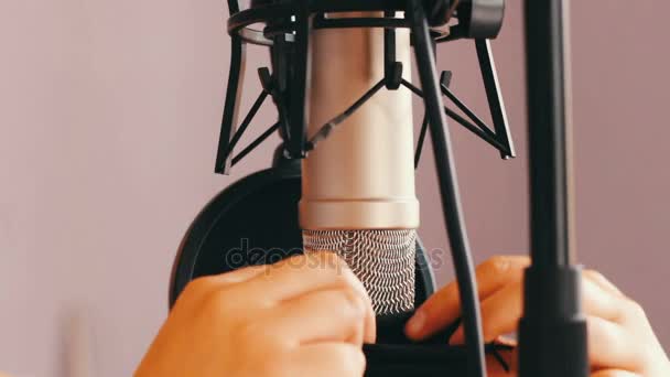 Studiový mikrofon je pokryta s krytem po použití — Stock video