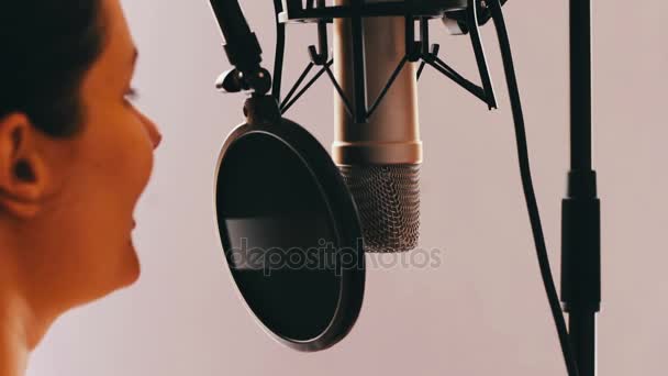 Güzel kız bir röportaj stüdyo mikrofon verir. — Stok video