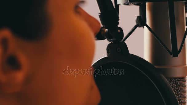 Menina bonita dá uma entrevista no microfone estúdio — Vídeo de Stock
