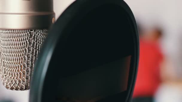 Studiový mikrofon v nahrávacím studiu blízko pohled — Stock video