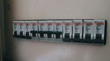 Ve duvarda asılı elektrik paneli üzerinde açma/kapatma düğmesi el kapatır
