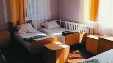 Birçok çocuk kampı veya hastane yataklar sıkışmış