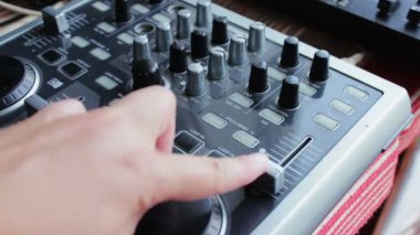 DJ konsolu veya Mikser, siz de vites ve düğmeler uzaktan el presler