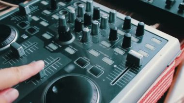 DJ konsolu veya Mikser, siz de vites ve düğmeler uzaktan el presler