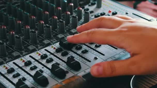 DJ console ou mixer, a mão pressiona as alavancas e botões de controle remoto — Vídeo de Stock