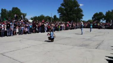 Ukrayna, Kanev, 3 Haziran 2017: Moto Show dublör. Aşırı motor sporları. Spor motosiklet riders motosiklet üzerinde çılgın stunts göster. Ukrayna Bisiklet Festivali Tarasova Gora en büyük. Bisikletçileri geçit ve gösteri