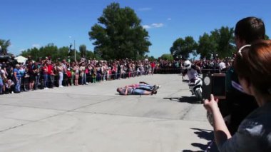 Ukrayna, Kanev, 3 Haziran 2017: Moto Show dublör. Aşırı motor sporları. Spor motosiklet riders motosiklet üzerinde çılgın stunts göster. Ukrayna Bisiklet Festivali Tarasova Gora en büyük. Bisikletçileri geçit ve gösteri