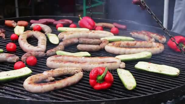 En stor grill som estetiskt anlagd rostad korv, paprika, grönsaker, kycklingkött. Gatan mat, snabbmat, snacks på den gatan, taseful, läckra — Stockvideo