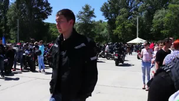 UKRAINE, KANEV, JUNE 3, 2017: Many bikers and motorcycles stand in the open air. Крупнейший в Украине велосипедный фестиваль "Тарасова гора" — стоковое видео